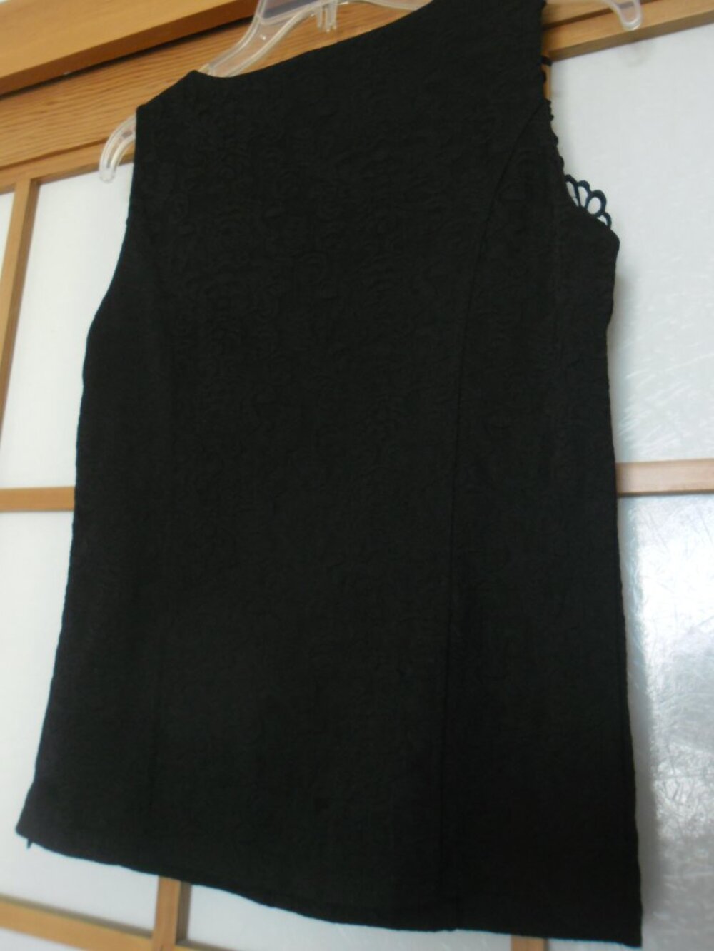 Elegant Melanie Lyne Black Sleeveless Top With Floral Lace Yoke. Sml-medium fit. - Picture 5 of 6